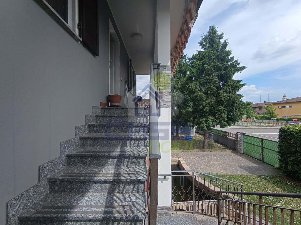 scalinata esterna.jpeg
