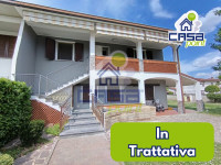 VILLA BIFAMILIARE LIBERA SU TRE LATI CON BOX E CANTINA