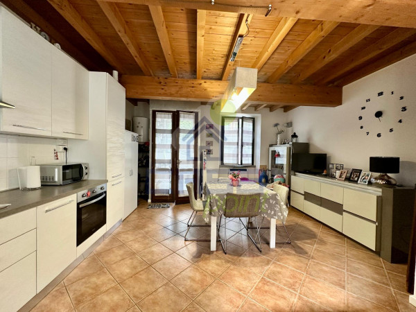 TERRATETTO RISTRUTTURATO CON BOX E CORTILE