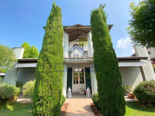 Villa indipendente con triplo garage in zona residenziale