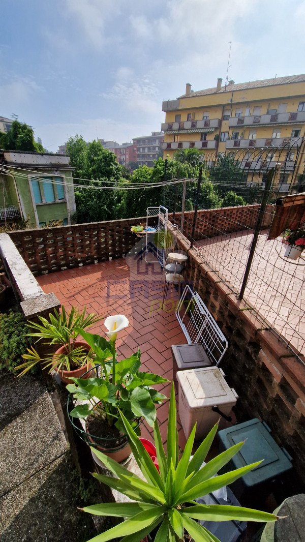 AMPIO BILOCALE CON BALCONE, TERRAZZINO E CANTINA!