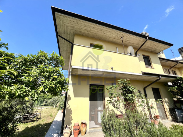 VILLA DI TESTA LIBERA SU 3 LATI CON GIARDINO PRIVATO