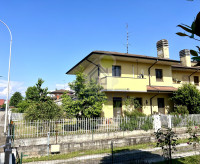PORZIONE DI TRIVILLA DI TESTA LIBERA SU 3 LATI DA GIARDINO PRIVATO!!!!