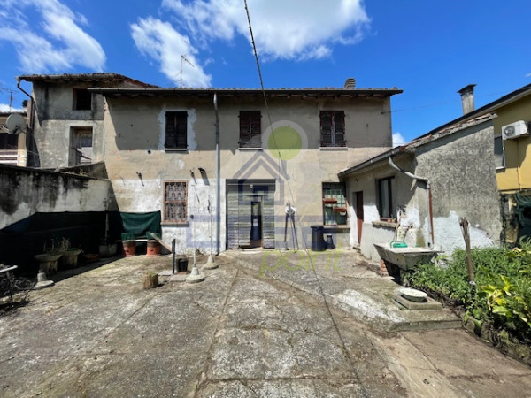 DUE CASE CON RUSTICO E AREA VERDE PRIVATA