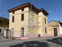 CASA INDIPENDENTE LIBERA SU 3 LATI IN CENTRO PAESE CON CORTILE E LOCALE ACCESSORIO