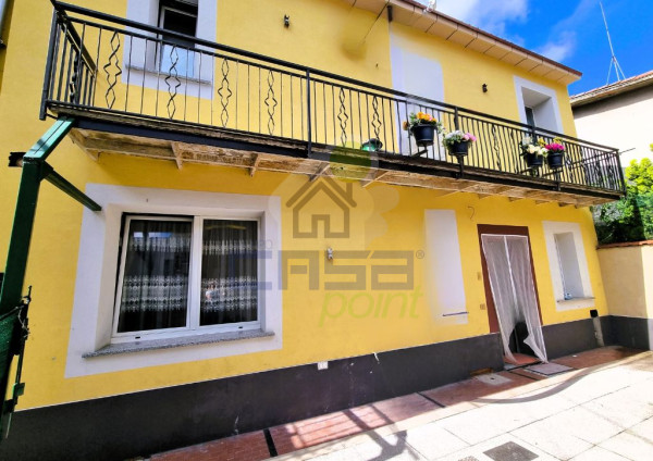 CASA DI CORTILE COMPLETAMENTE RISTRUTTURATA CON DUE RUSTICI