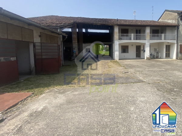 Porzione di Cascinale indipendente con due appartamenti!