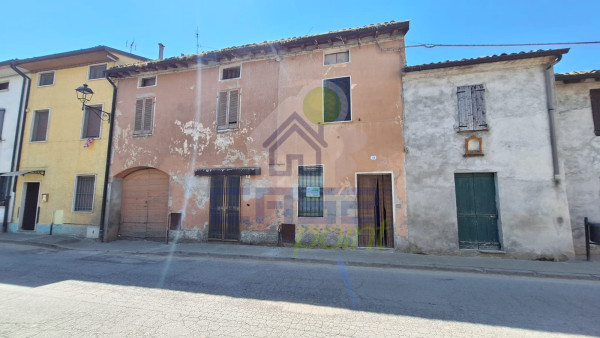 Casa indipendente con rustico , cortile e area verde