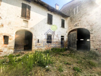 Porzione di casa terra-cielo in centro paese con ampio cortile e magazzino