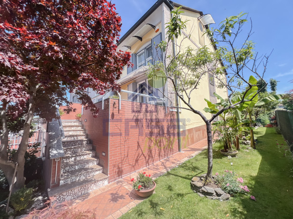 ELEGANTE VILLA DI TESTA LIBERA SU TRE LATI
