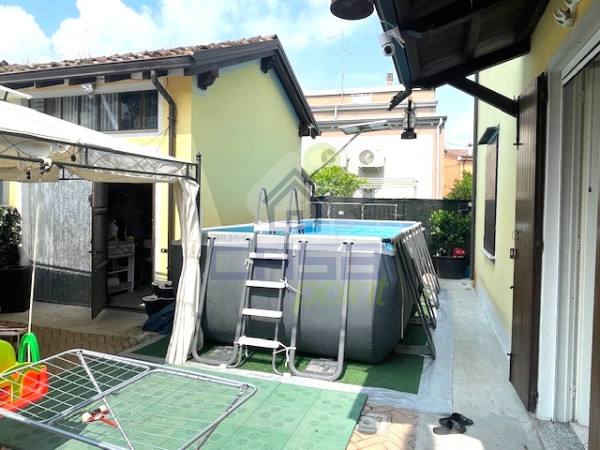 ACCOGLIENTE CASA LIBERA SU TRE LATI CON CORTILE E AUTORIMESSA SOPPALCATA