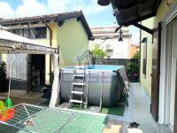 ACCOGLIENTE CASA LIBERA SU TRE LATI CON CORTILE E AUTORIMESSA SOPPALCATA
