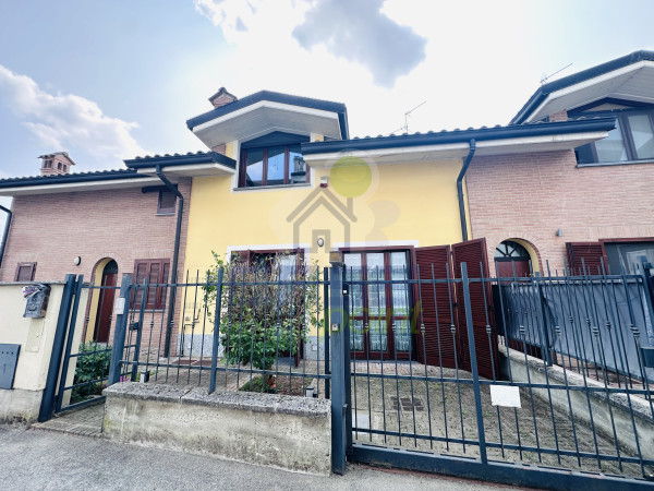 VILLA A SCHIERA IN CENTRO PAESE
