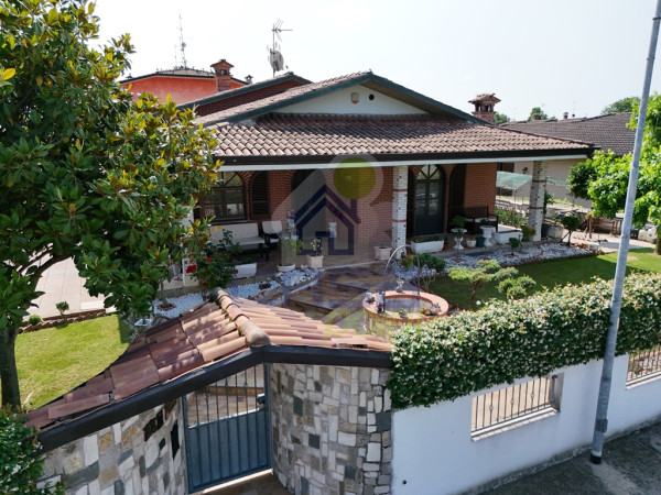 Villa indipendente con due box e giardino.