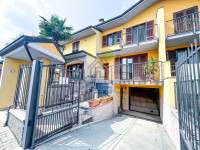 VILLA A SCHIERA