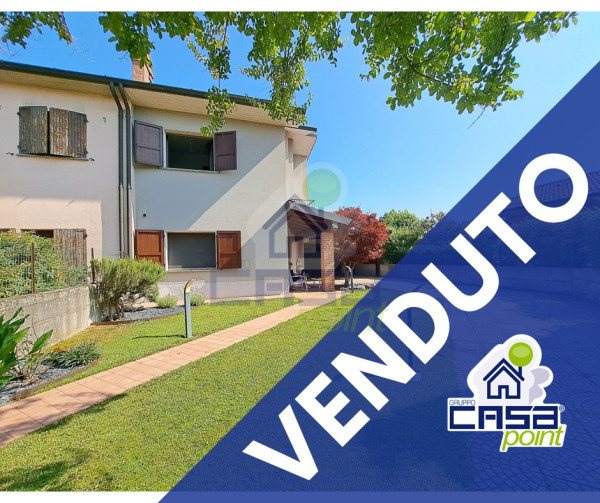 Malagnino - Villetta d’angolo con giardino, box doppio, portico ed impianto fotovoltaico -