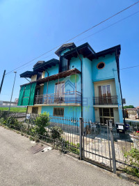 AMPIO TRILOCALE MANSARDATO IN VILLA