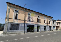 SPAZIOSO E CARATTERISTICO NEGOZIO CON 4 VETRINE SU STRADA