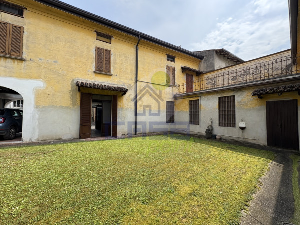 Soluzione unica a porte chiuse con due abitazioni indipendenti, cortile privato e ampio porticato