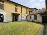 Soluzione unica a porte chiuse con due abitazioni indipendenti, cortile privato e ampio porticato