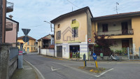 negozio + abitazione con cortile