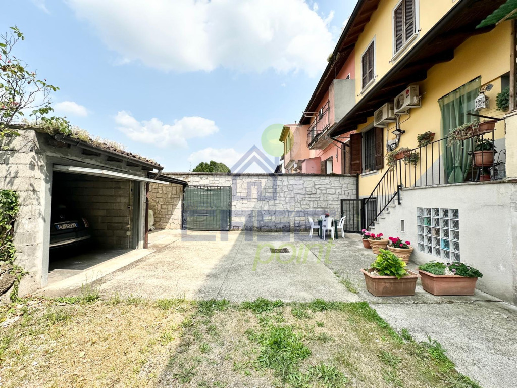 CORTILE-POSTERIORE3.jpg