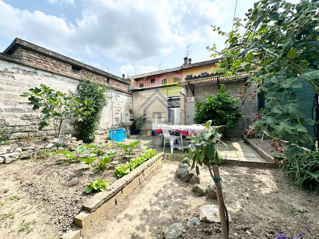 GIARDINO-POSTERIORE.jpg