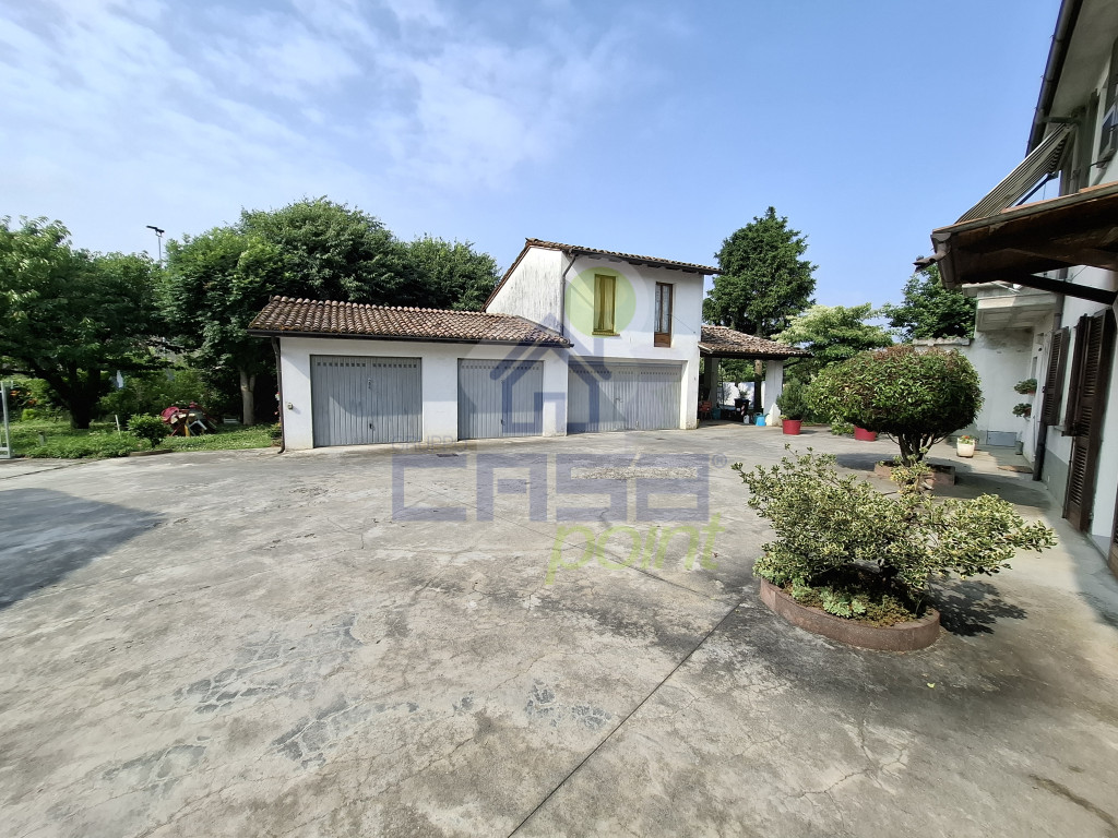rustico con autorimesse e area cortilizia