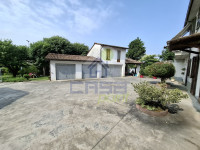 rustico con autorimesse e area cortilizia