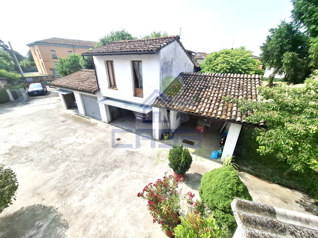 rustico con autorimessa e area cortilizia