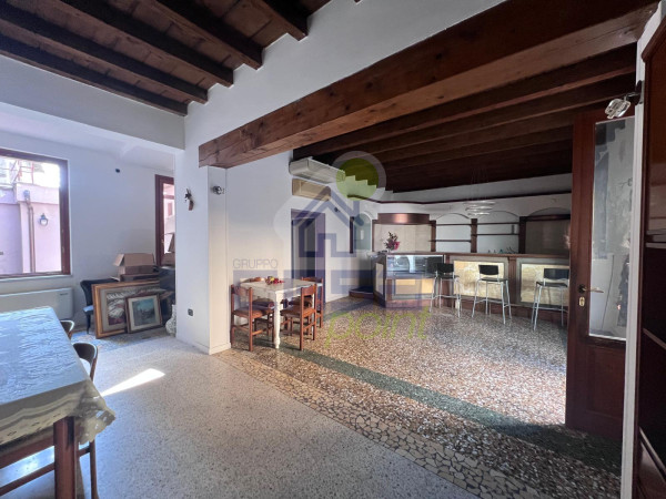 LOCALE BAR RISTORANTE CON AMPI SPAZI INTERNI ED ESTERNI – GRANDE POTENZIALE