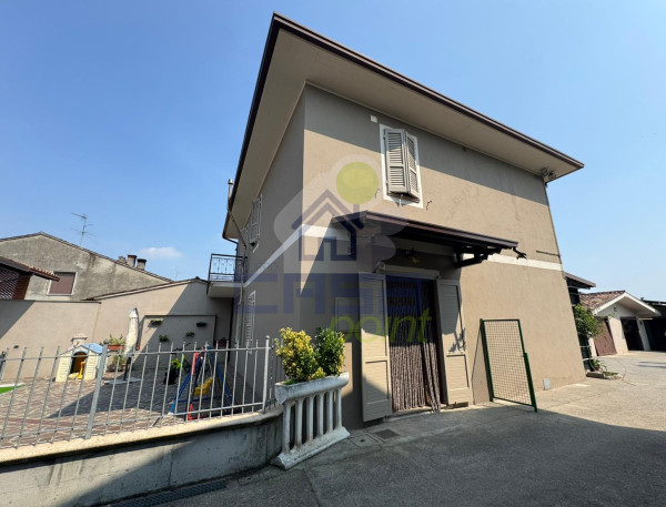 CASA INDIPENDENTE CON AMPIO CORTILE