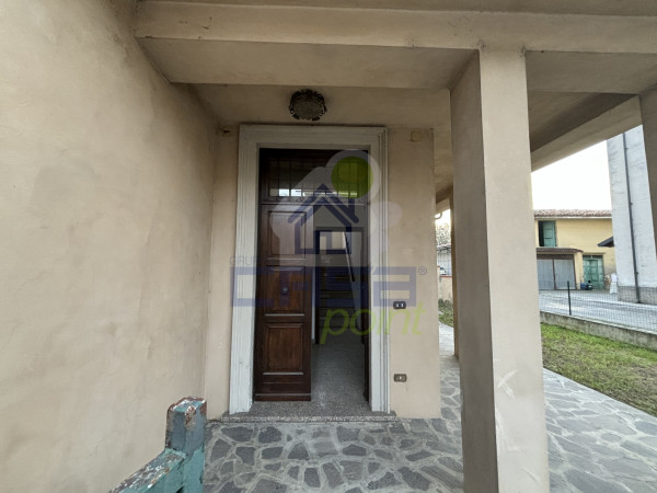 Ampia soluzione indipendente su due livelli con possibilità di garage