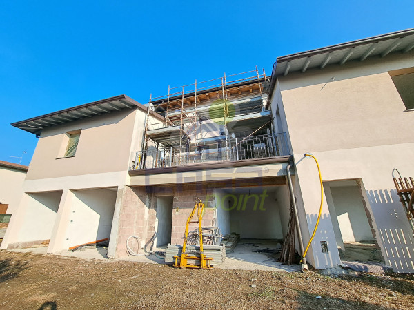 APPARTAMENTO SU 2 LIVELLI CON GIARDINO PRIVATO E GARAGE