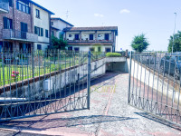 BOX DOPPIO CON CANCELLO ELETTRICO