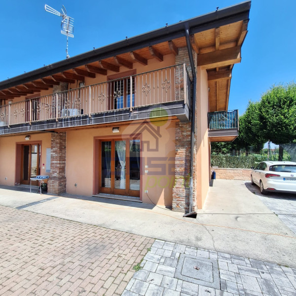 Porzione di casa di lato, semi-indipendente