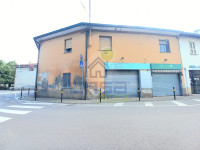 STABILE INTERO CON 3 APPARTAMENTI, BOX E SUPERMERCATO