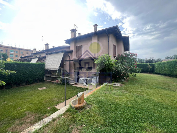 VILLA DI TESTA CON GIARDINO, BOX DOPPIO E PANNELLI SOLARI