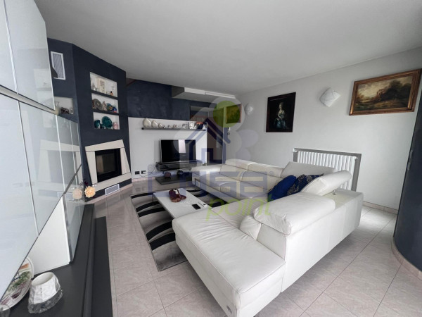 VILLA DI TESTA CON GIARDINO, BOX DOPPIO E PANNELLI SOLARI