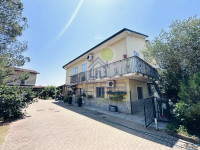 OASY DI PRIVACY: VILLA SINGOLA CON SPAZI INTERNI GENEROSI E AMPIO GIARDINO