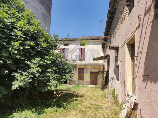 Casa autonoma con giardino privato e garage doppio