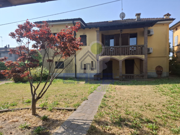 VILLA SINGOLA CON BOX DOPPIO E PORTICO