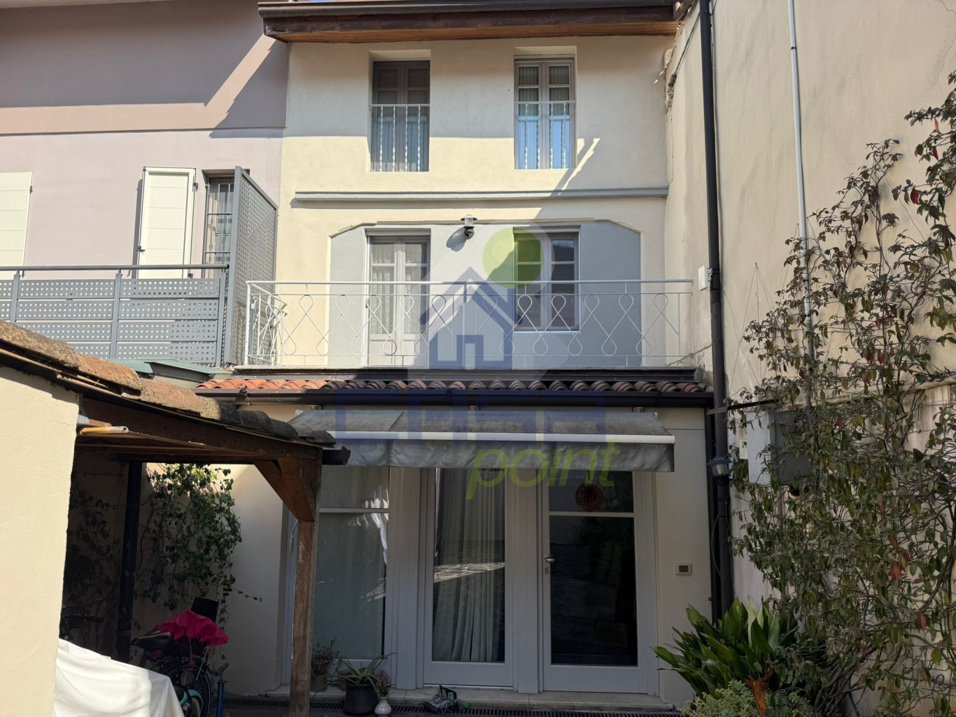 CASA INDIPENDENTE CON CORTILE E GIARDINO PRIVATO