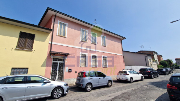 CASA SEMINDIPENDENTE CON DUE APPARTAMENTI IN ZONA S. AMBROGIO!