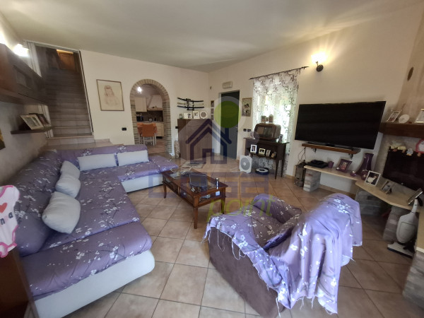 CASA RISTRUTTURATA CON TRE CAMERE, GARAGE E CORTILE PRIVATO
