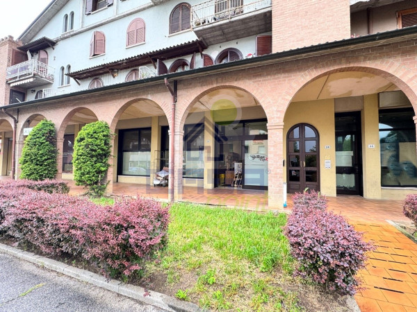NEGOZIO FRONTE STRADA CON TRE OCCHI DI VETRINA