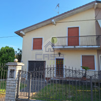 Villa bifamiliare indipendente