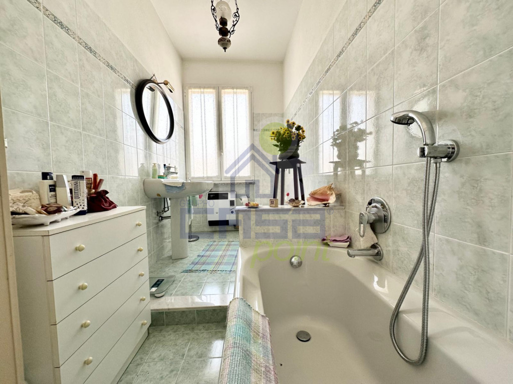 BAGNO CON VASCA PRIMO PIANO.jpg