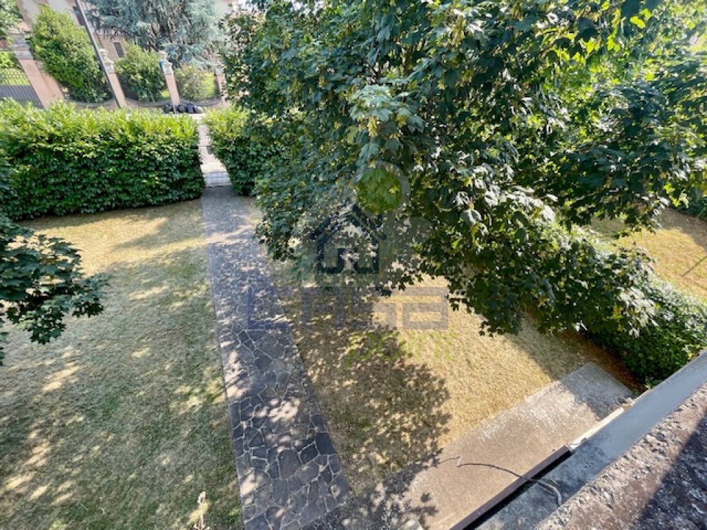area verde fronte villa