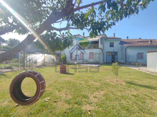 Casa autonoma con giardino e garage